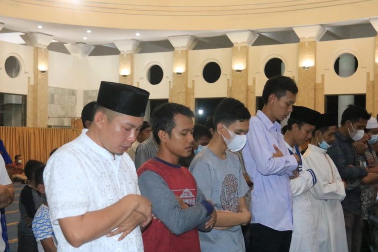 Pemkot Bengkulu Bersama Masyarakat Bermunajat Saat Salat Gerhana Bulan