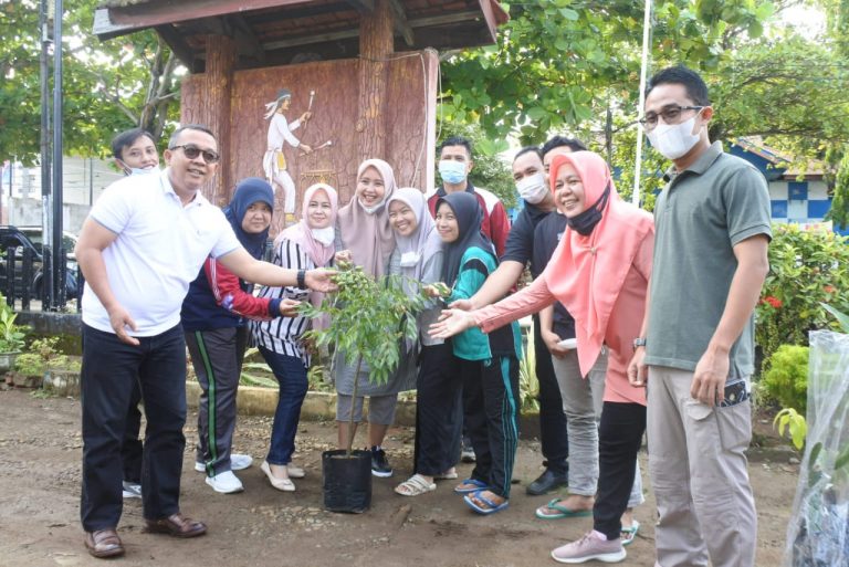 Kembangkan Apotik Hidup dan Karang Gizi, Kadis Kominfosan Kota Bengkulu Apresiasi Pegawainya