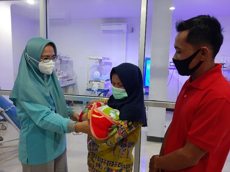 Tak Mampu Biayai Persalinan, RSHD dan Baznas Kota Bengkulu Bantu Warga Kelurahan Sumur Dewa