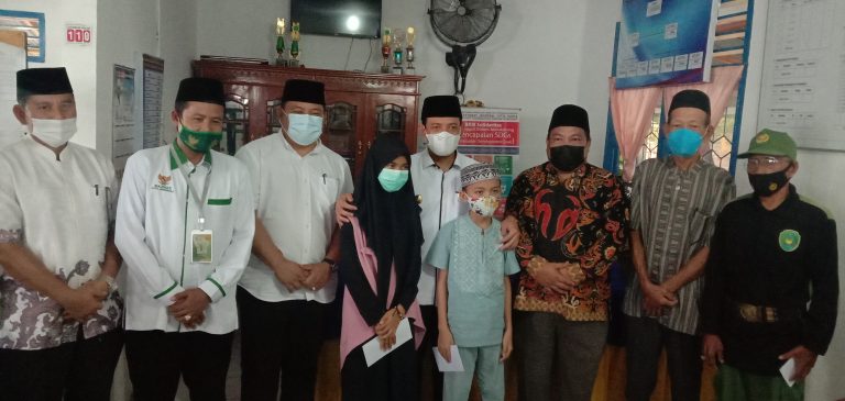 Wawali Dicegat Pedagang Remot TV Keliling di Depan Kantor Lurah