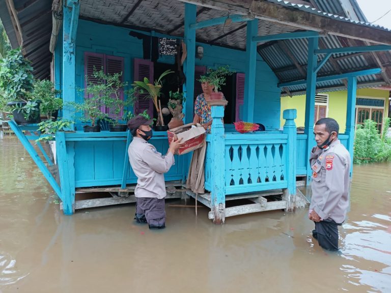 Polres Mukomuko Bantu Warga Terdampak Banjir Bagikan Bahan Pokok