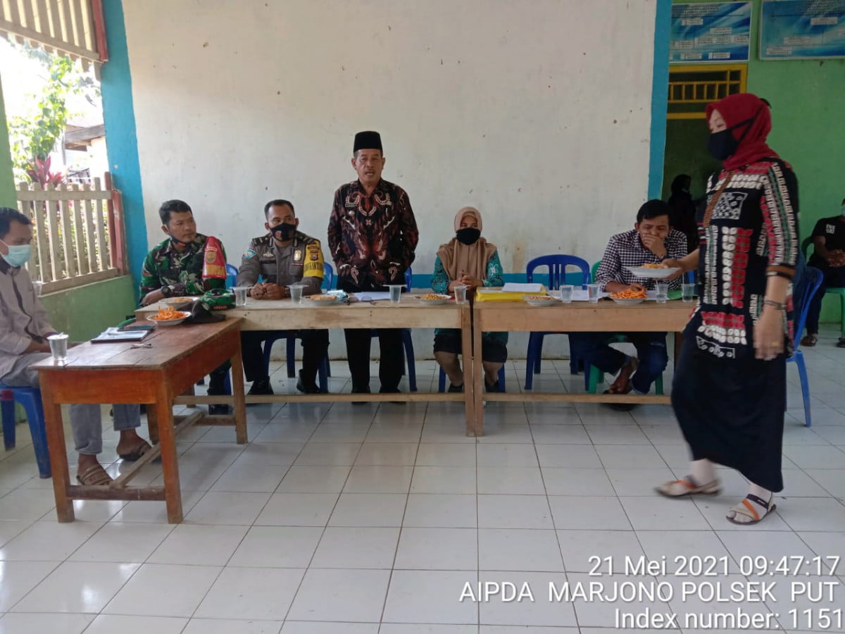 Hadiri Musdes, Bhabinkamtibmas PUT Ingatkan Patuhi Prokes