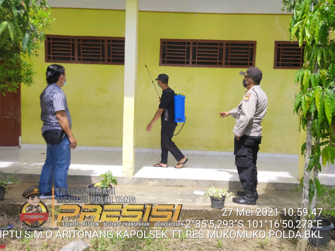 Polsek Teras Terunjam Bersama Perangkat Desa Talang Kuning Semprot Disinfektan Kantor dan Fasilitas Umum