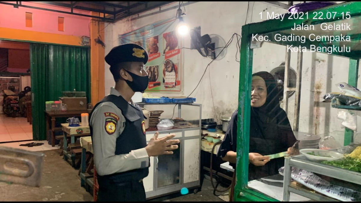 Tingkatkan Kesadaran Masyarakat Prokes Covid-19 Samapta Polda Bengkulu Patroli Malam Hari