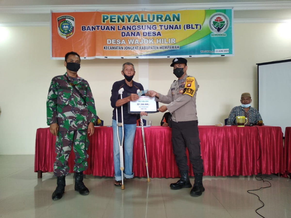 Pembagian BLT-DD Didampingi oleh Babinsa Wajok Hilir