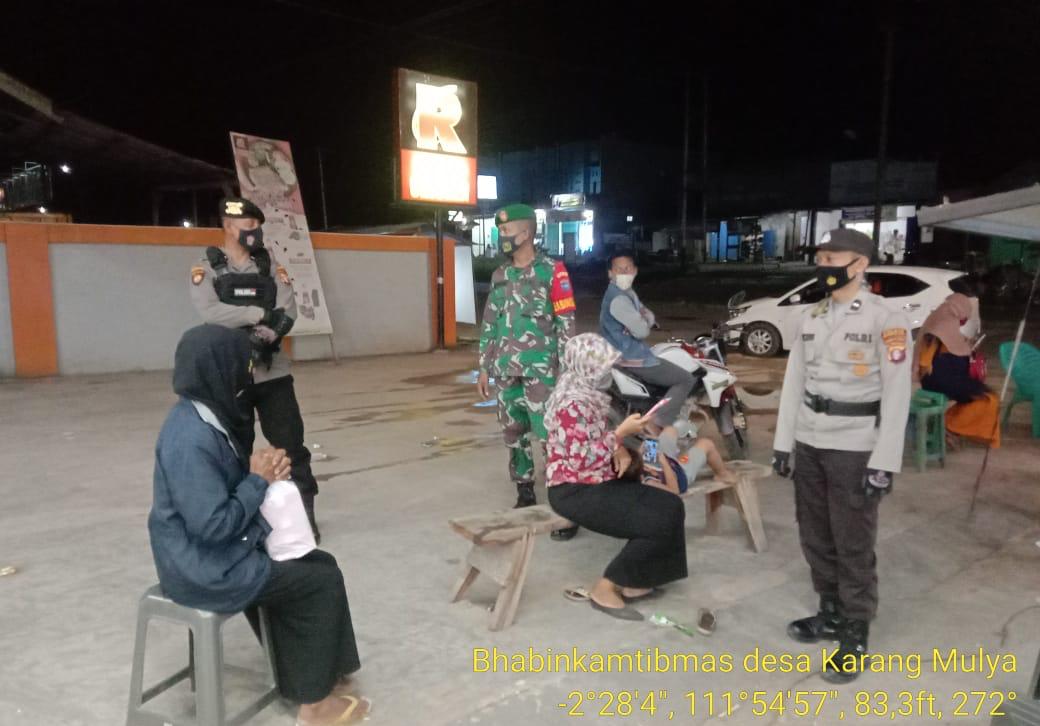 PATROLI MALAM, BABINSA MEMBERI HIMBAUAN TENTANG COVID-19