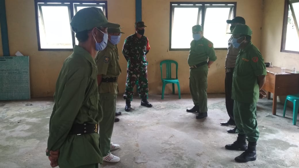 Kompak, Babinsa dan Bhabinkamtibmas Latih Linmas di Desa Binaan