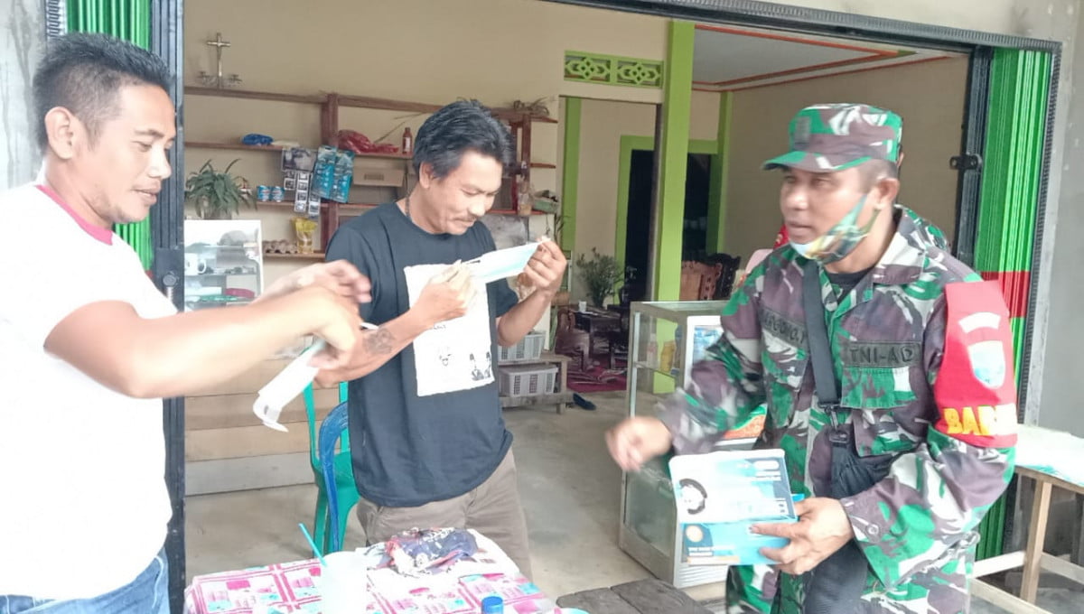 Lindungi Warga Dari Covid-19, Babinsa Koramil Toho Bagikan Masker Gratis