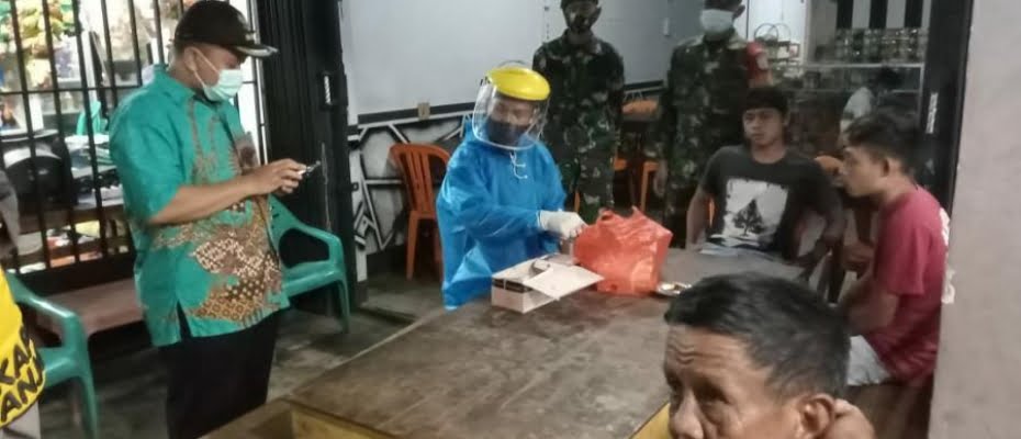 Babinsa Sungai Pinyuh dan Tim Tracer Anjungan Tegakkan Disiplin Prokes