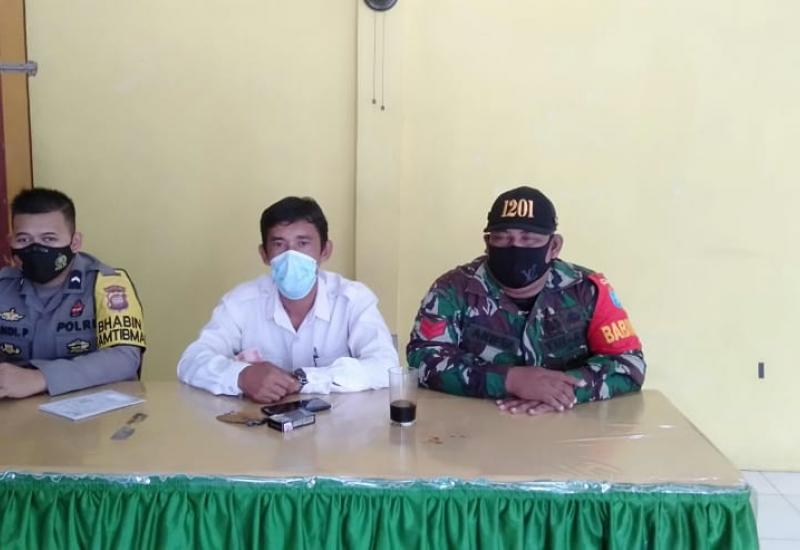 Babinsa Mempawah Hilir Dampingi Warga Desa Malikian Penerima BLT DD