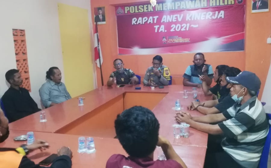 Danramil Mempawah Hilir Bersama Kapolsek Damaikan Perkelahian Warga