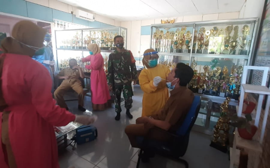 Babinsa Sungai Pinyuh Gencar Dampingi Tracing dan Testing Covid-19