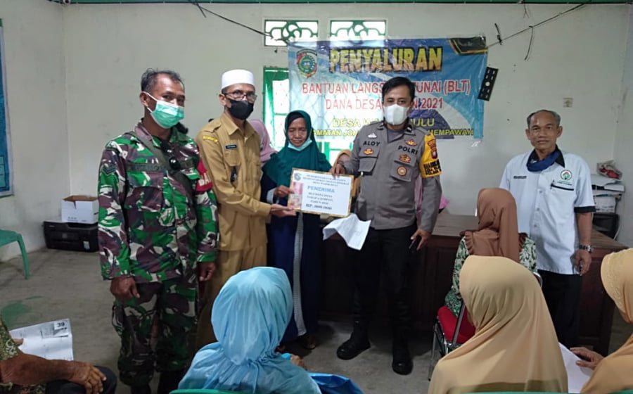 Babinsa Jungkat Dampingi Penyaluran BLT-DD