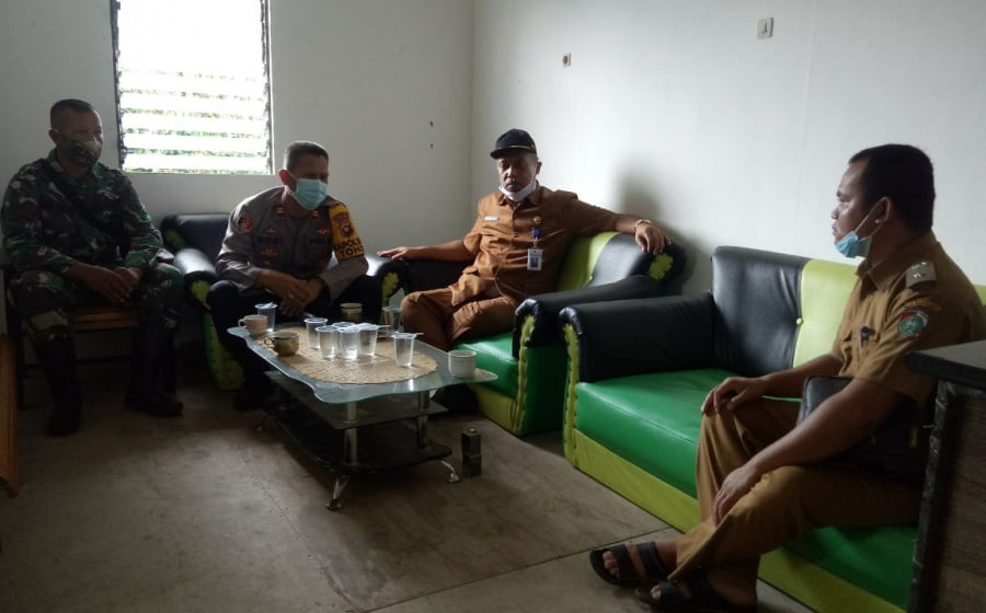 Babinsa Sekabuk Dampingi Penyaluran Bantuan Untuk Warga Yang Isolasi Mandiri