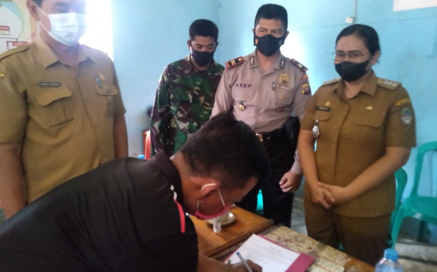 Babinsa Mempawah Hulu Hadiri Serah Terima Jabatan Kepala Desa Sailo