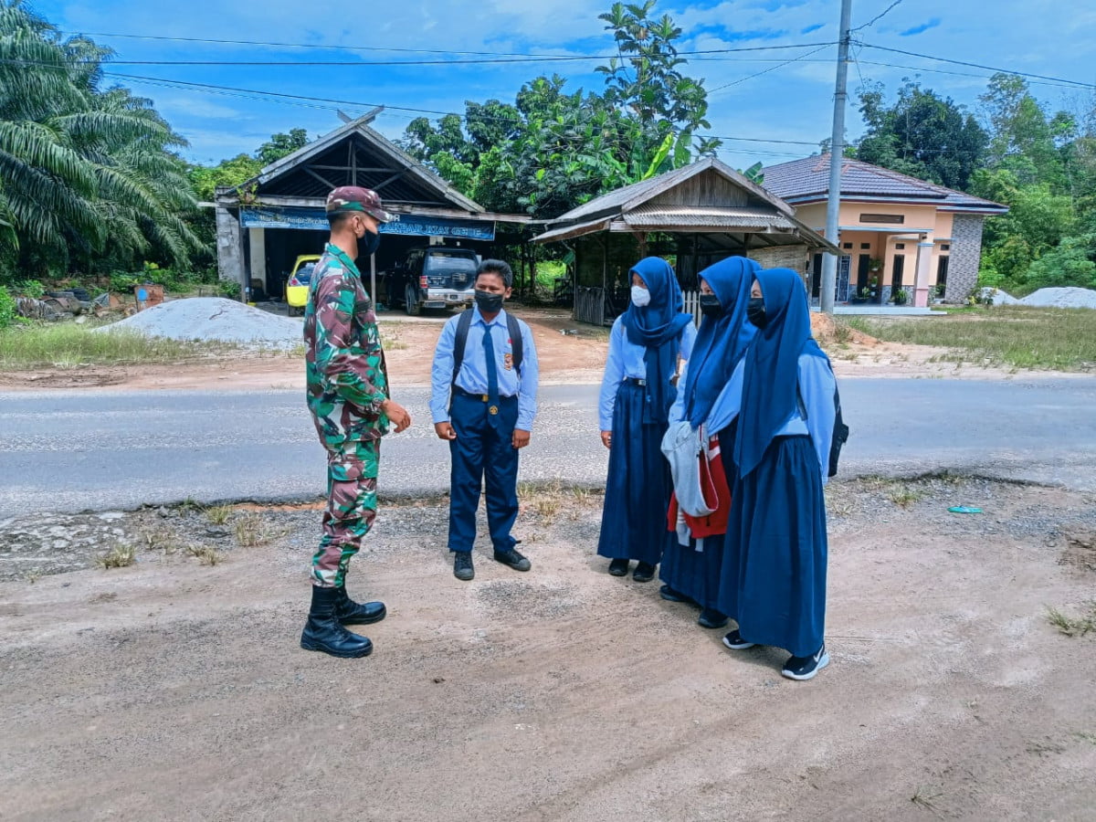 Babinsa Koramil 03/Kolam Memeberi pengarahan dan menghimbau kepada warga di desa binaanya agar menerapkan Prtokes dengan baik dan benar”