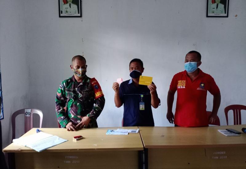 Babinsa Koramil Mandor Dampingi Penyerahan Rekening Penerima BLT-DD Desa Selutung