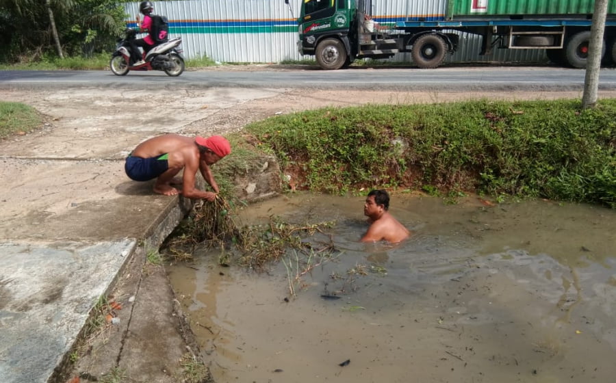 Personil Koramil Sungai Kunyit Bersih-bersih Pangkalan