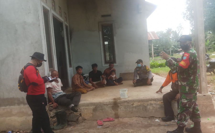 Babinsa Sungai Pinyuh Patroli dan Sosialisasikan Pencegahan Karhutla