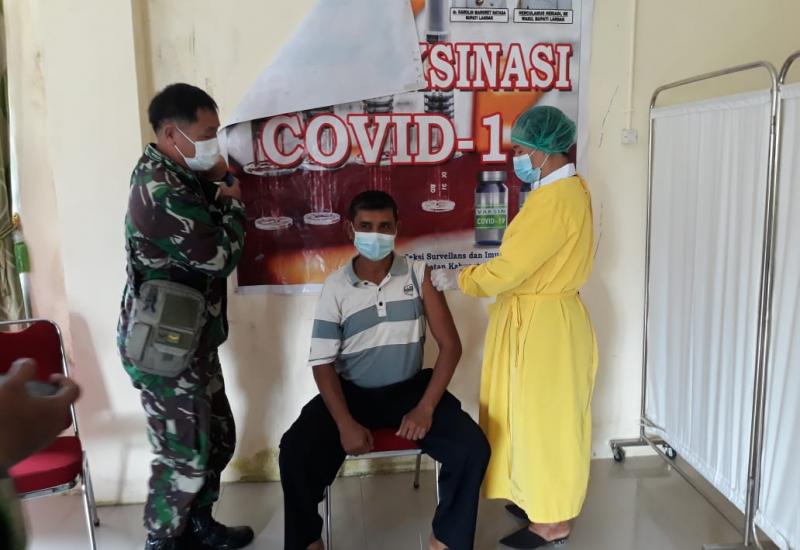 Babinsa Koramil Mandor Dampingi Puskesmas Vaksinasi Purnawirawan dan Guru