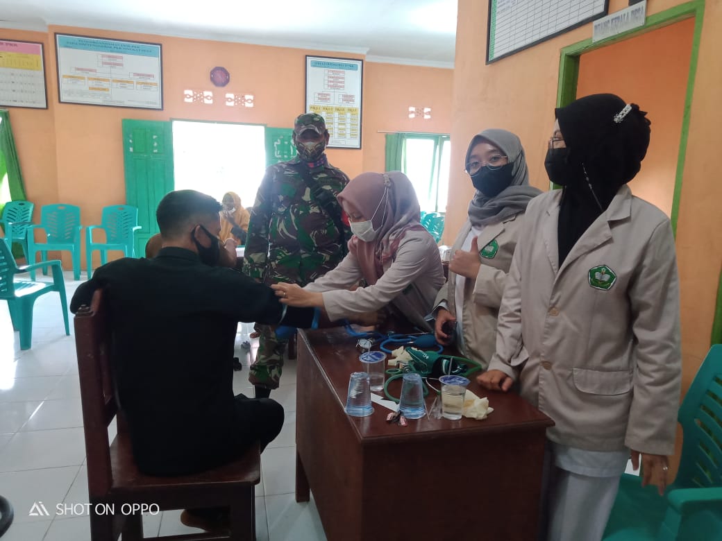 Peduli Kesehatan Masyarakat, Babinsa Sungai Kunyit Dampingi KKN Mahasiswa Poltekes Pontianak
