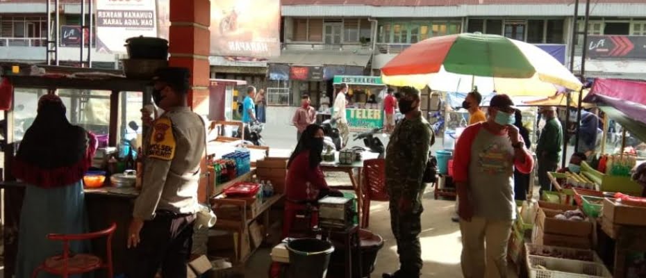 Koramil Sungai Kunyit Bersama Polsek Terus Imbau Prokes dan Bagikan Masker