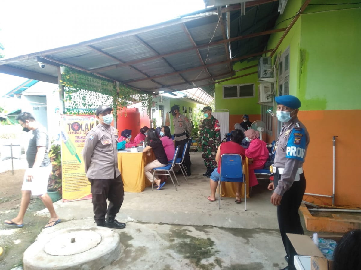 Pelaksanaan Vaksin Covid-19 Di Puskesmas Segedong Didampingi Babinsa Koramil Jongkat
