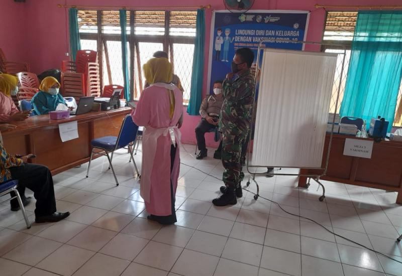 Babinsa Sungai Kunyit Bersama Polsek  Dampingi Vaksinasi Covid-19 Bagi Lansia