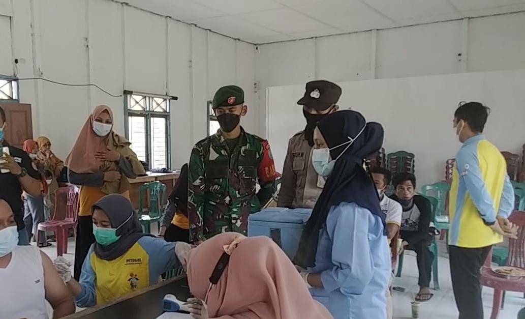 “Babinsa koramil 02/Kumai Serda Aldi Melaksanakan giat monitoring pelaksanaan pemberian vaksinasi terhadap masyarakat”