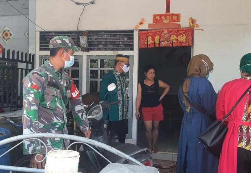 Babinsa dan Bhabinkamtibmas Dampingi Camat Sungai Pinyuh Sosialisasikan PPKM Skala Mikro