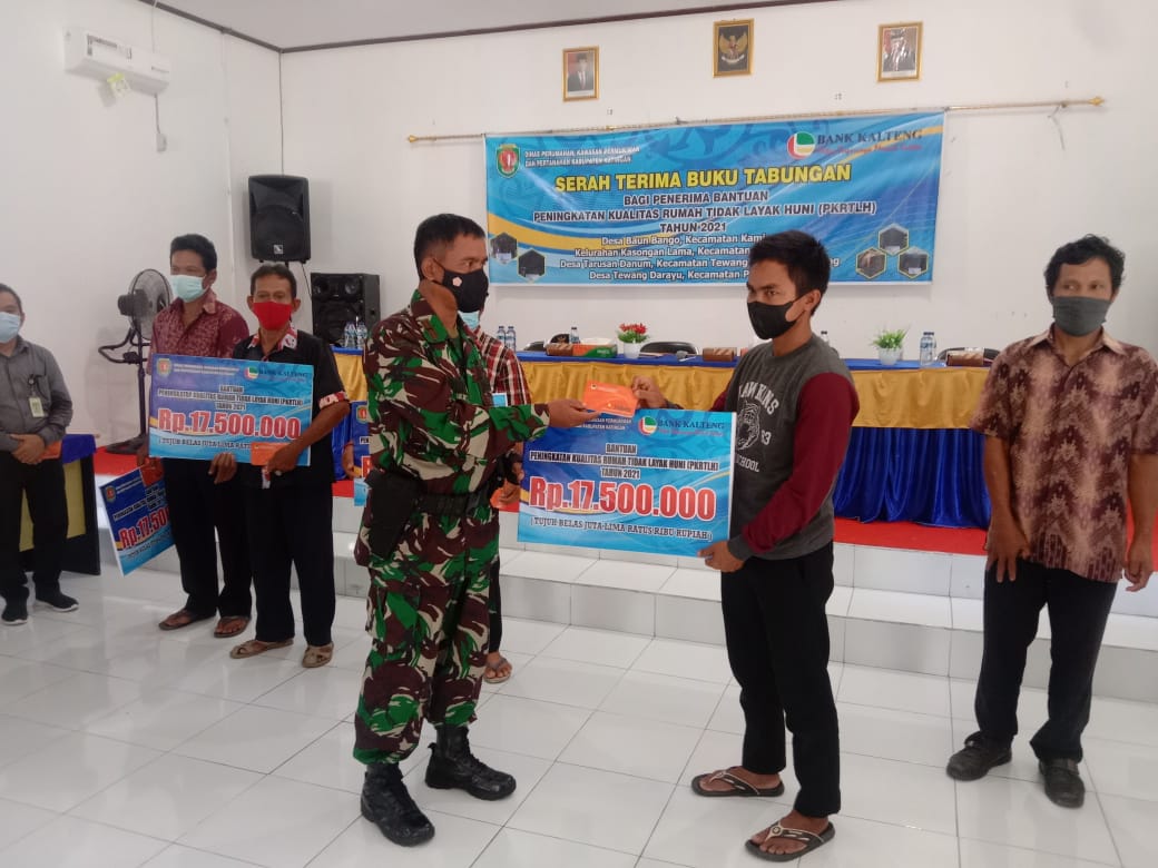 Danramil 1015-02/Kamipang Hadiri Bantuan Stimulan Rehab Rumah Tidak Layak Huni