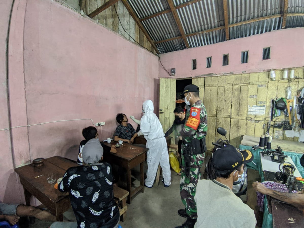 Koramil Menyuke dan Satgas Covid-19 Tegakkan Disiplin Prokes Pengunjung Tempat Usaha