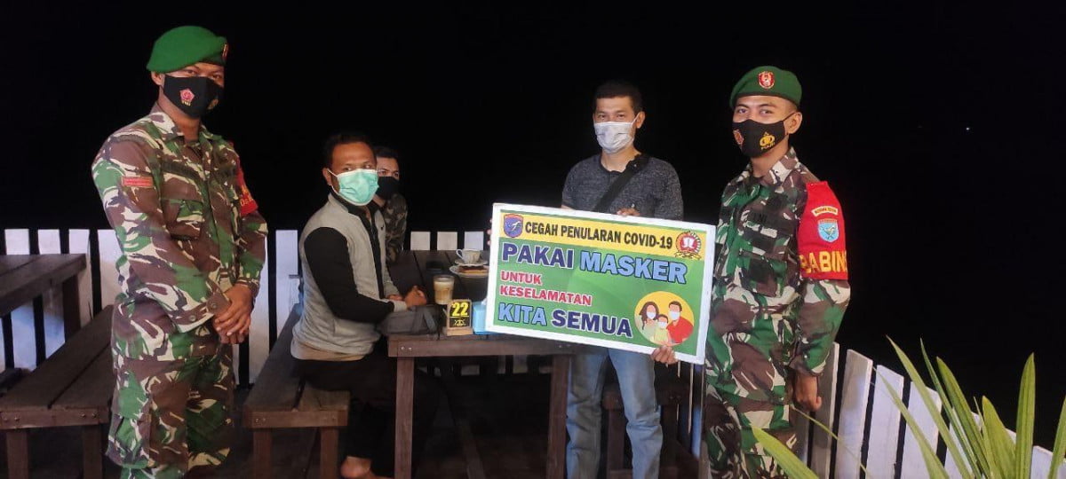 Personel Koramil 1014-06/Sukamara Melaksanakan Kegiatan Patroli Yustisi Untuk Memutus Mata Rantai Covid-19 Di wilayah Sukamara