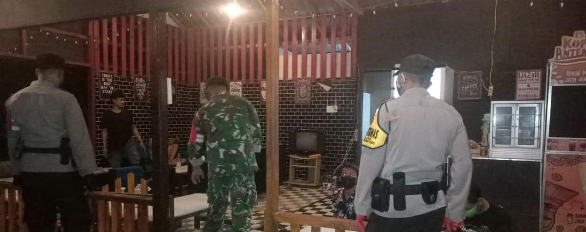 Babinsa Bersama Bhabinkamtibmas dan Forkopimcam Melaksanakan Sosialisasi dan Patroli Yustisi Di sekitaran Kecamatan P.Banteng.