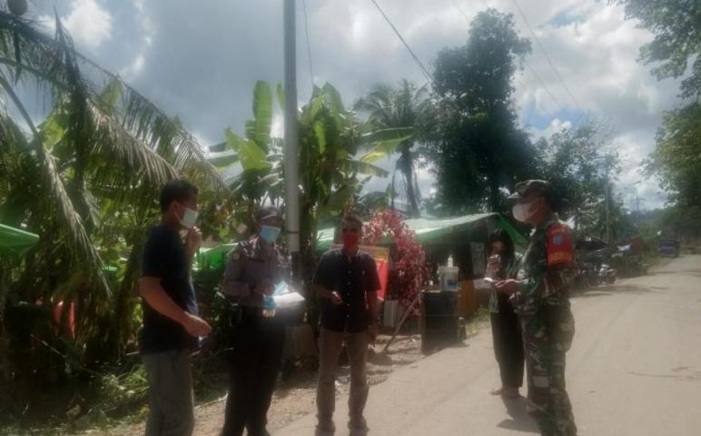 Imbau PPKM Skala Mikro, TNI / Polri Bersama Aparatur Desa, Bagikan 100 Masker Kepada Masyarakat