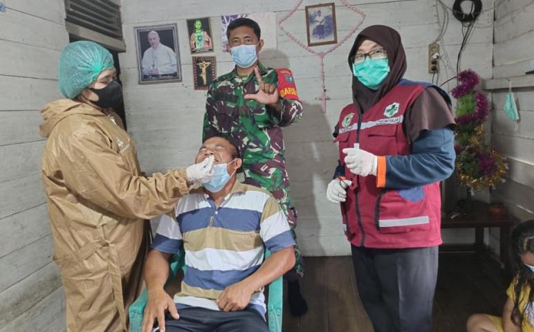 Babinsa Kuala Bahe Dampingi Petugas Swap Tes Lacak Covid-19 Ke Rumah Warga