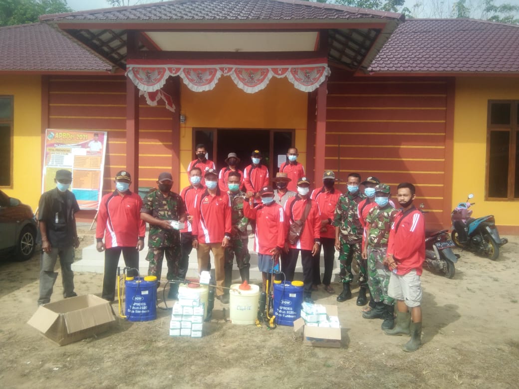 Babinsa Toho Lakukan Penyemprotan Disinfektan di Desa Sambora