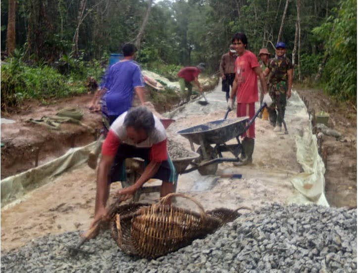 Dandim 1201 Apresiasi Babinsa Toho Sempatkan Bantu Warga Buat Jalan Rabat Beton
