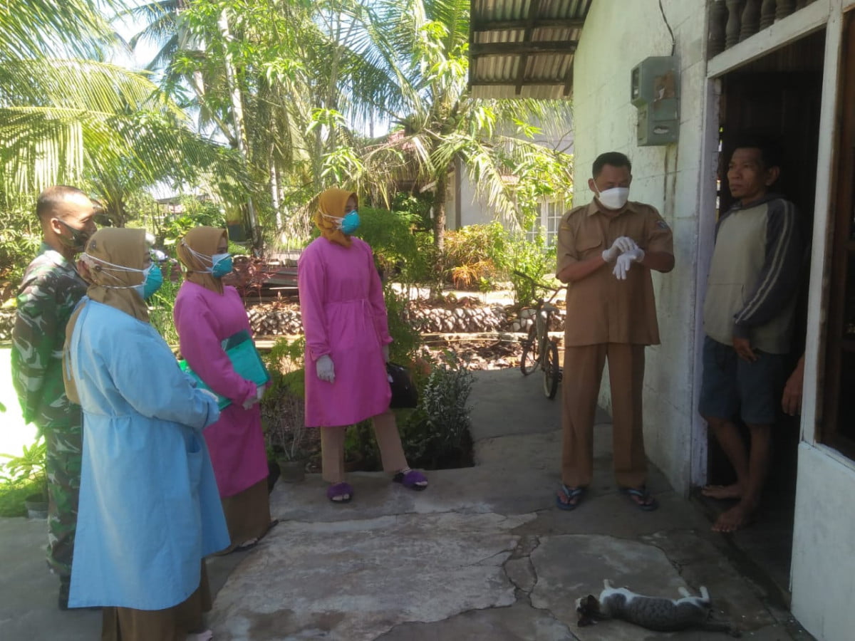 Babinsa Parit Banjar Dampingi Tim Tracer Cek Warga