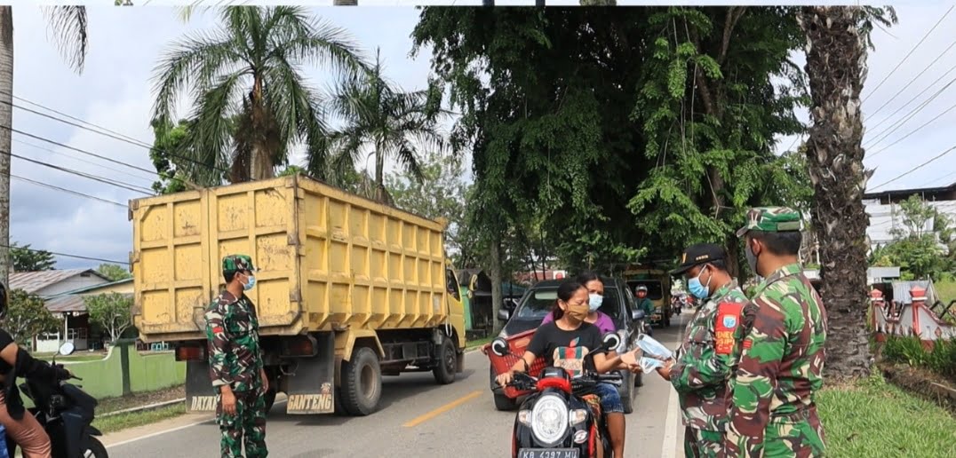 Masker Gratis dari Koramil Ngabang, Warga: Saya Lupa Bawa Masker, Terimakasih TNI