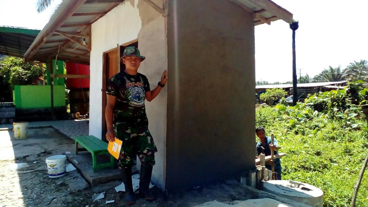 Babinsa Amboyo Inti Bersama Warga Bantu Buat Tempat Wudu