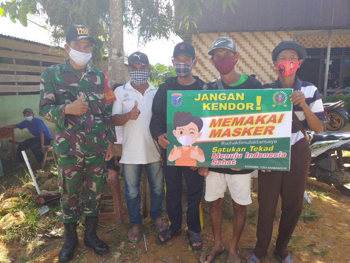 Babinsa Mandor ke Warga Desa Sekilap: Jangan Kendor Memakai Masker!