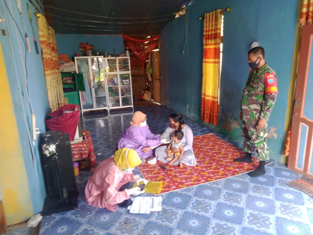 Babinsa Sungai Kunyit Dampingi Petugas Medis Tracing Kontak Erat Pasien Positif Covid-19
