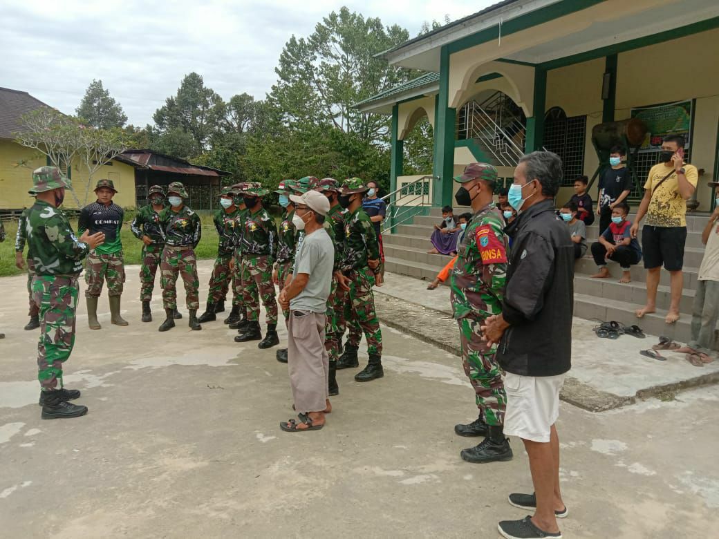 TNI di Ngabang Bersama Masyarakat Gotong Royong di Masjid Jami’