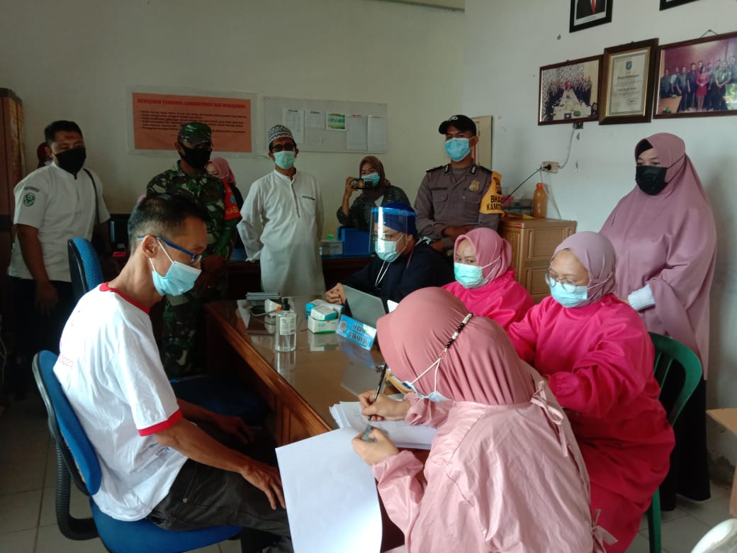 Vaksinasi Di PT Arwana Didampingi oleh Babinsa Koramil 01/Jungkat