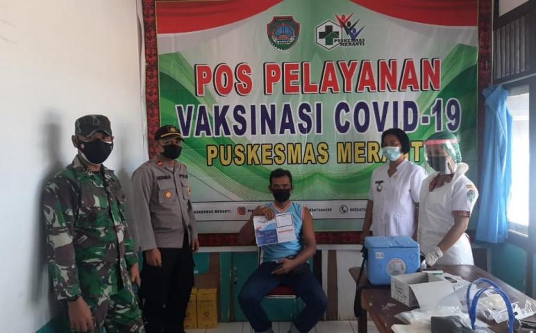 Babinsa 1201-10 Menyuke Pantau Pelaksanaan Vaksinasi Covid-19 di Puskesmas Meranti