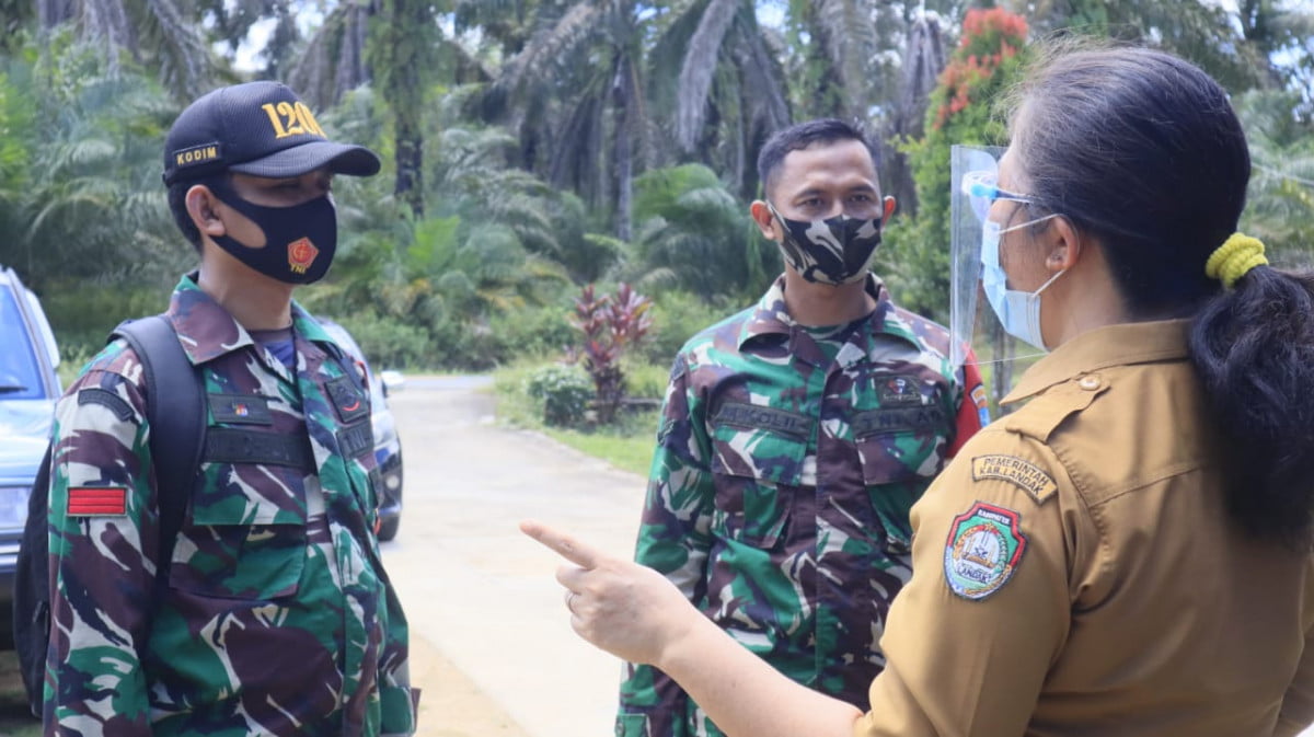 Ada Apa? Babinsa Ngabang Temui Kepala Puskesmas Semata