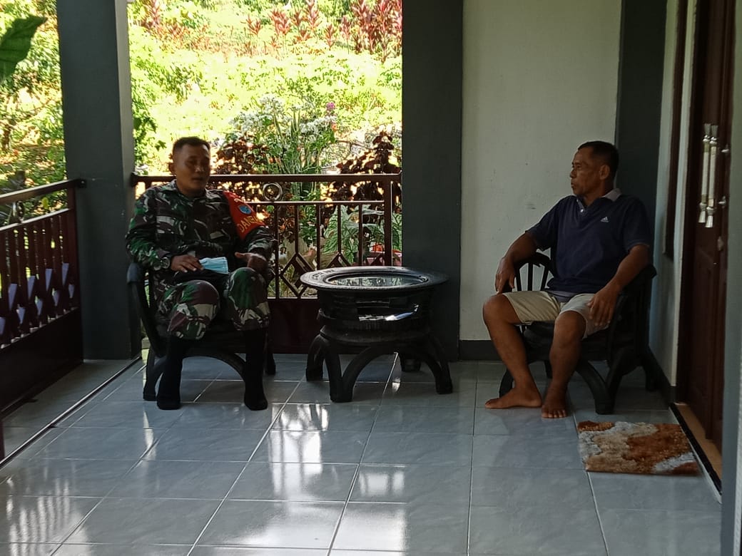 Danramil 1201-05/Toho Anjangsana ke Rumah Purnawirawan TNI AD