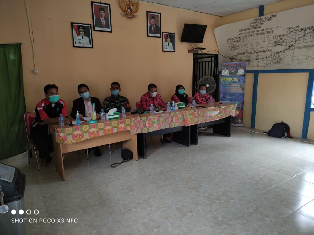 Tinjau Posko PPKM di Semedang, Koramil Air Besar dan Satgas Covid-19 Peragakan Penggunaan APD