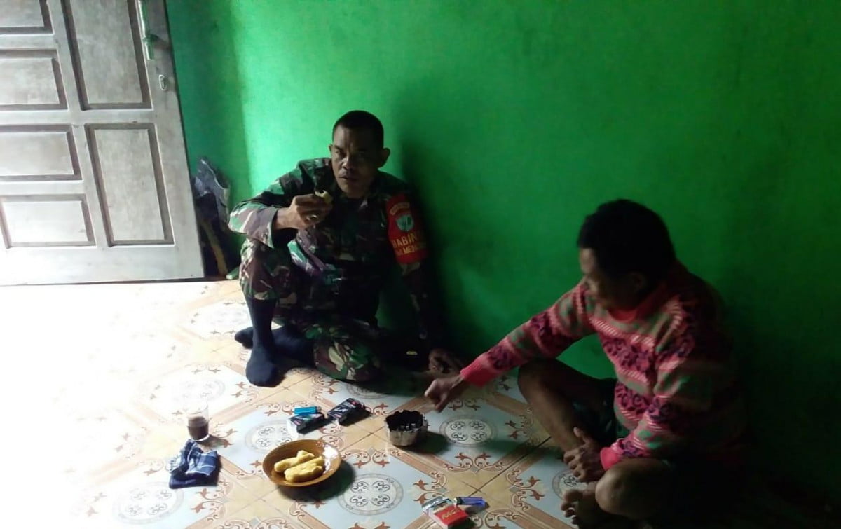 Babinsa Koramil 1014-06/Sukamara Komsos Dengan Masyarakat Desa.